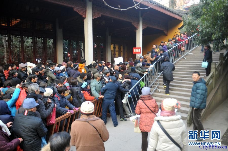 杭州灵隐寺免费发腊八粥 场面一度失控