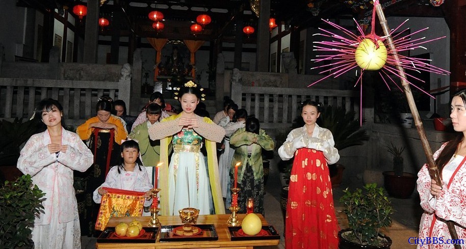 福建身着汉服的少女们重现闽台中秋 “烧塔仔”民俗2.jpg