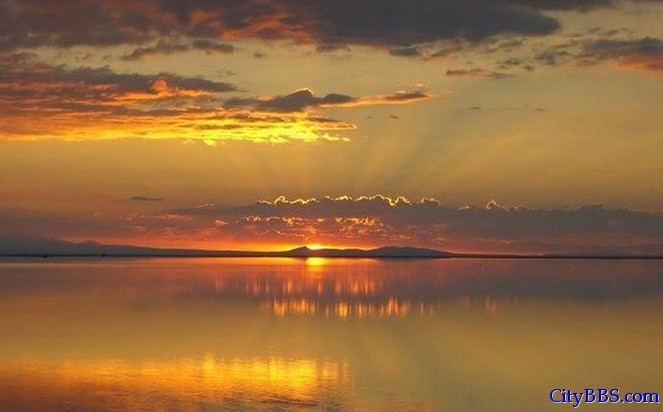 天空之镜：最接近天堂的地方 玻利维亚的乌尤尼盐沼（Uyuni Salt Flat）