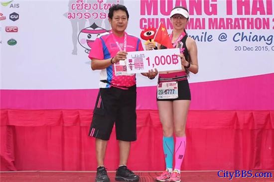 清迈马拉松新浪美女小编夺季军 携国旗登台领奖