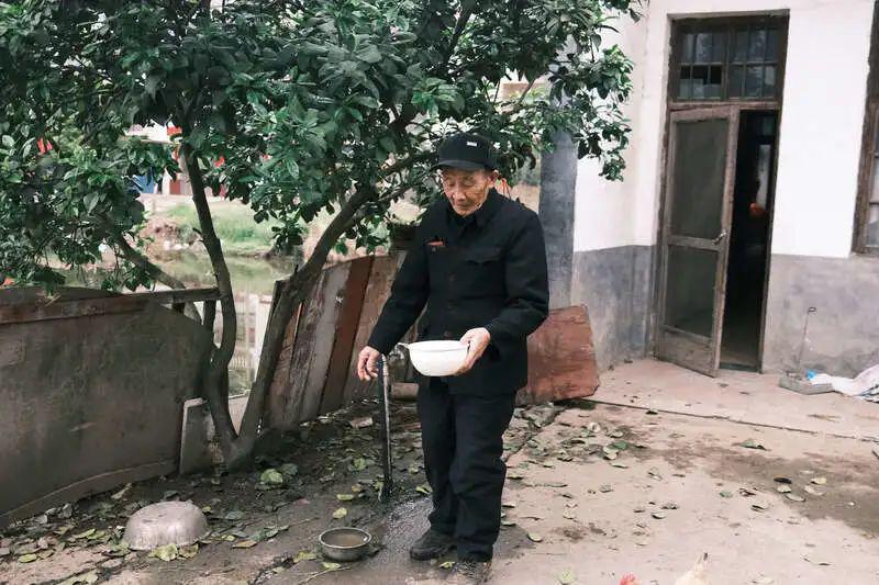 付达信在自家院子里
