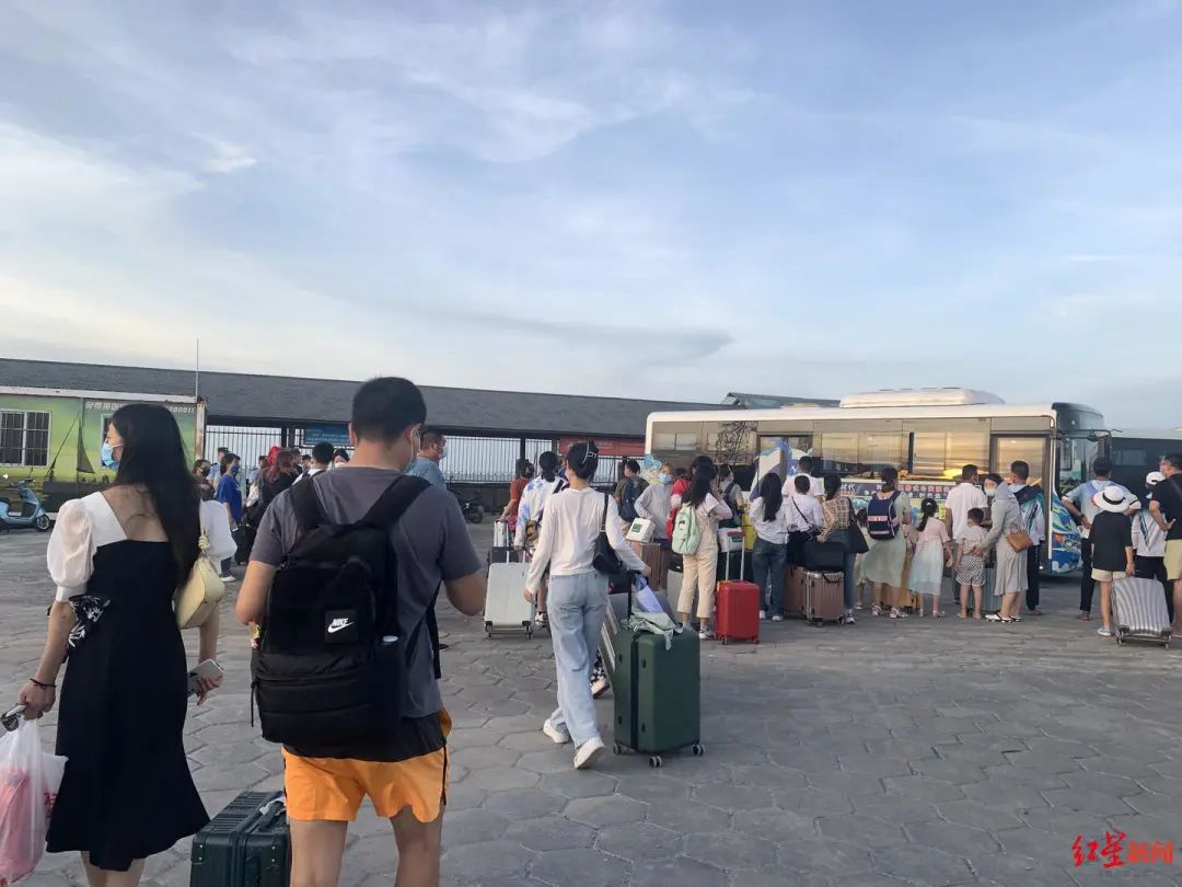 困在涠洲岛上的游客 