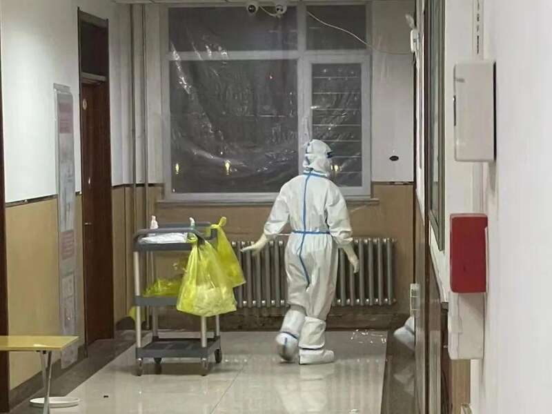 医务人员上门为同学们采集核酸。