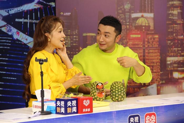 央视主持人朱迅(左)与小尼(右)正在讲解产自菲律宾的金菠萝