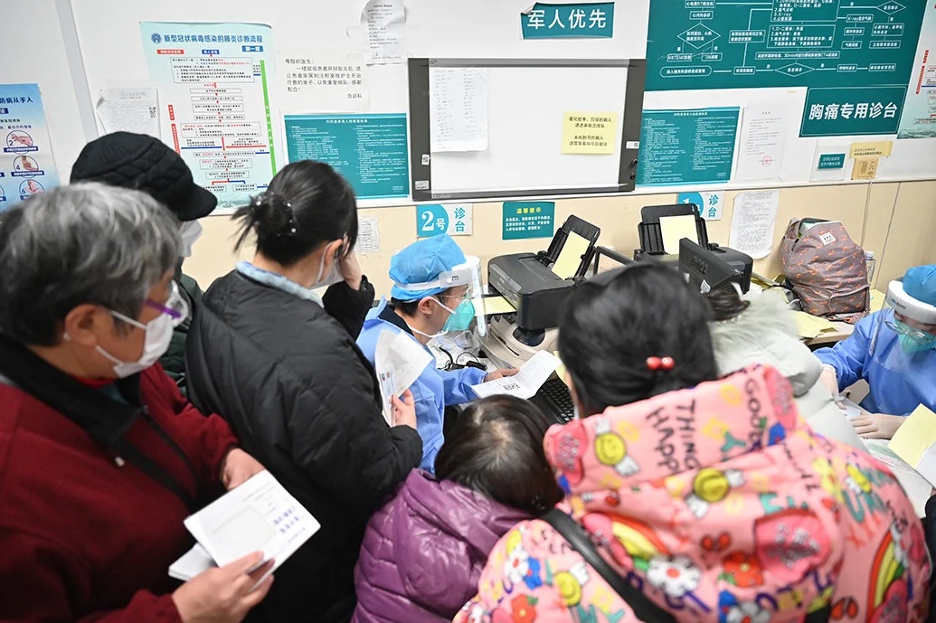 上海长海医院急诊，由于就诊量大，医生被病人包围，经常连续8小时坐着不动接待病人 ...