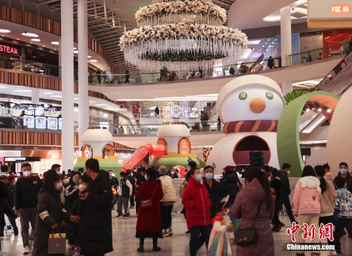 北京各商场人流回升，节日氛围浓厚