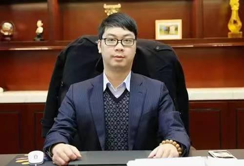郑驹出生于1991年，三岁时开始上全托幼儿园，高中出国读书，直至读完大学毕业回国，随即进入杉杉企业 ...