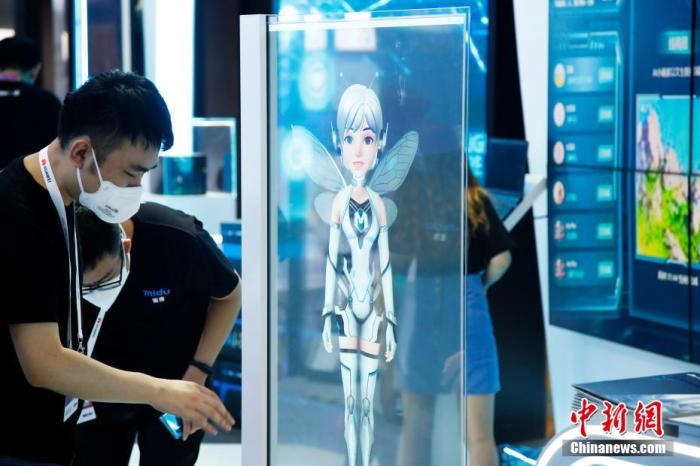 2022世界人工智能大会上，人机互动吸引观众