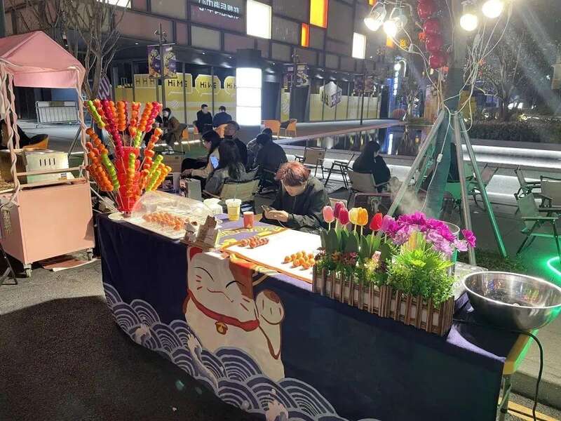允许符合规范的店家“外摆”
