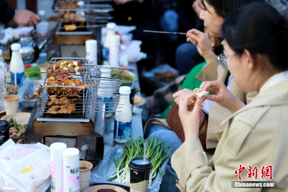 山东淄博，食客正在享用烧烤