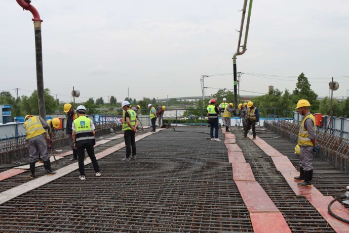 沪苏通铁路太仓至四团段首孔预制箱梁浇筑完成
