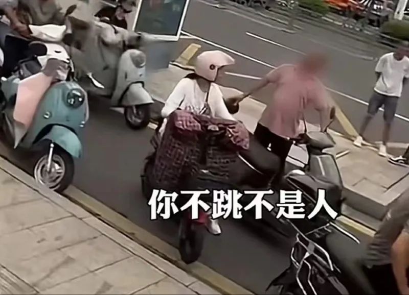 男子欲跳楼遭起哄 警方最新通报