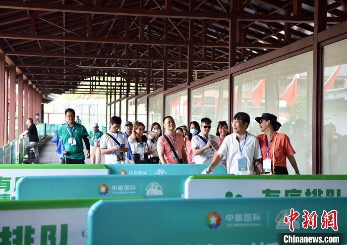 在中越德天(板约)瀑布跨境旅游合作区，越南旅游团正在入境