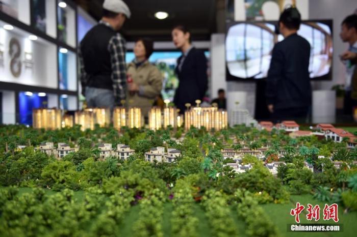 售楼人员向顾客介绍楼盘