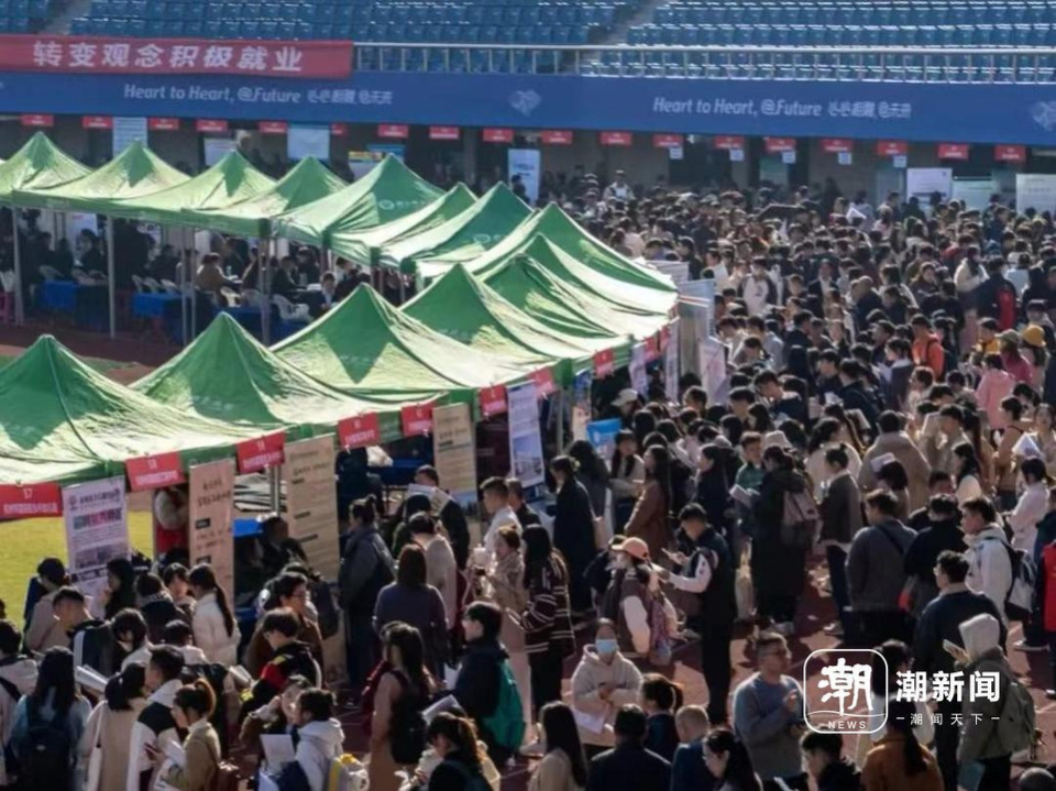 考研还是就业？大学同学三年后在招聘会相见
