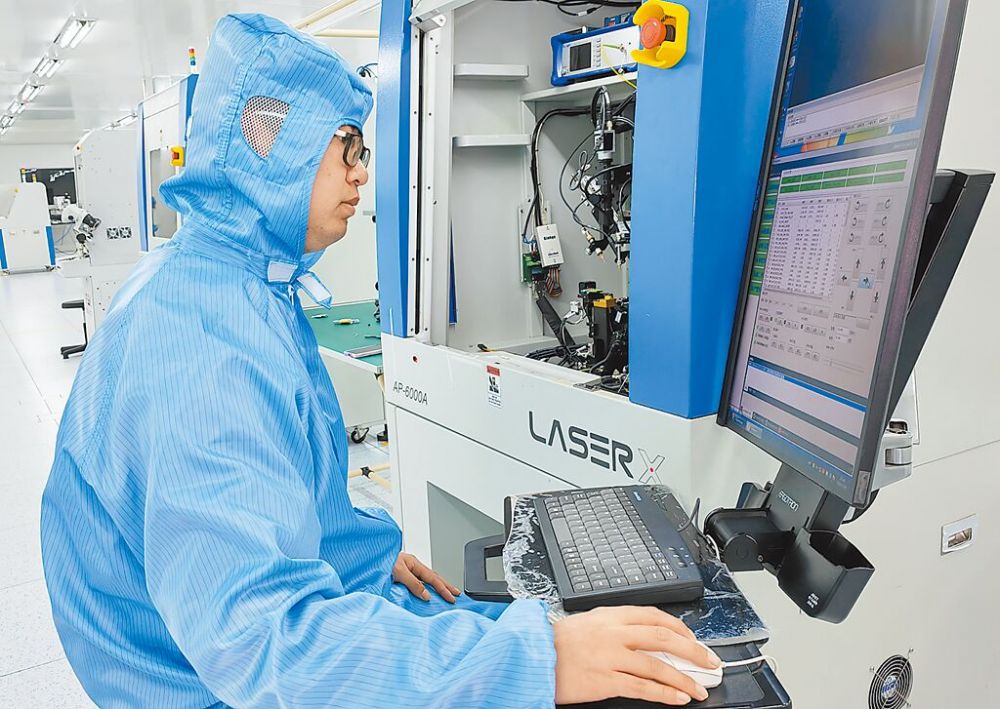 芯联新（河北雄安）科技公司工人在厂房调试设备