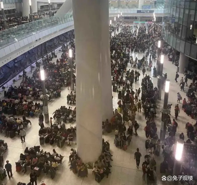 香港人挤爆各大口岸 扎堆北上