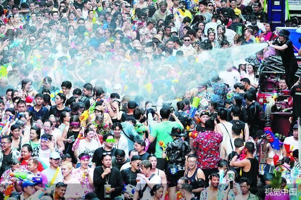 泰国官方工作人员在泼水节期间用消防水管喷水庆祝泰国新年.jpeg