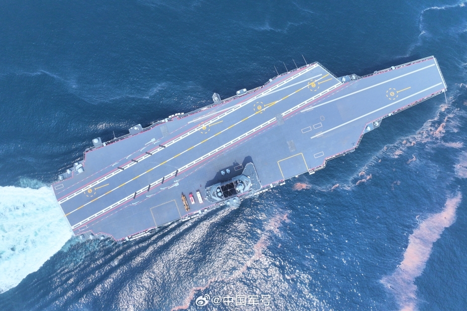 中国海军福建号航母顺利完成首次航行试验！
