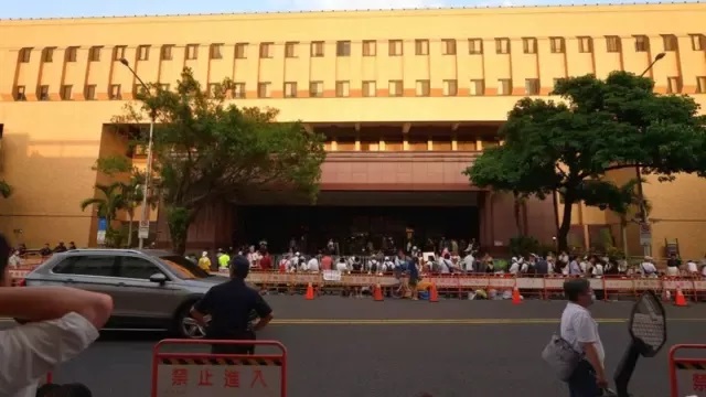 民众党数十位支持者及中央地方民意代表从昨日起陆续前往北检大楼外集会，要求放人 ...