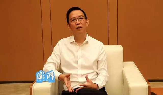 财经作家吴晓波在投洽会上接受记者采访