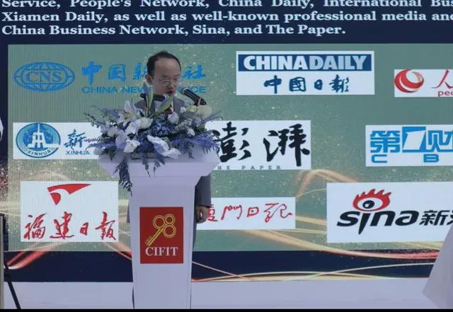 河南、云南等省市的特聘政府顾问专家于勃在“投资热点城市”授牌仪式上