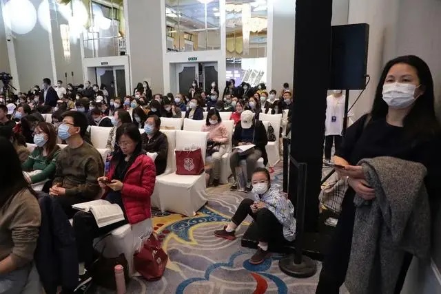家长正在参加国际学校招生活动