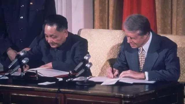 1979年，邓小平和卡特签署中美协议