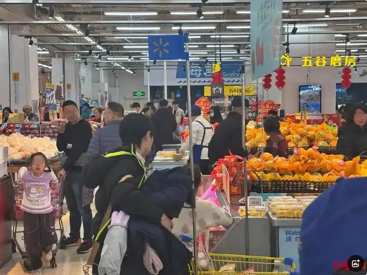 各家为准备年夜饭，除夕夜上午还将迎来一轮购物高峰