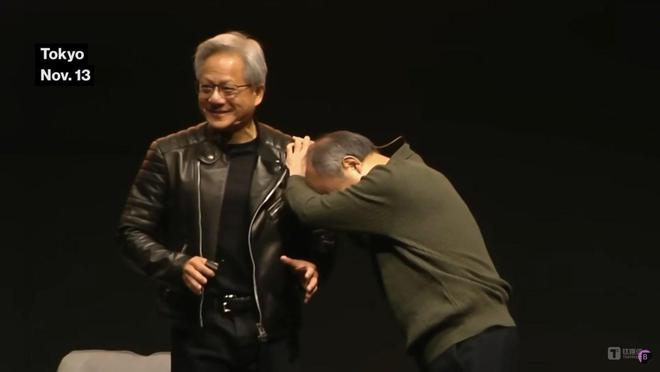 孙正义无言以对，满脸尴尬地他只能直接抱住黄仁勋，假装痛哭状