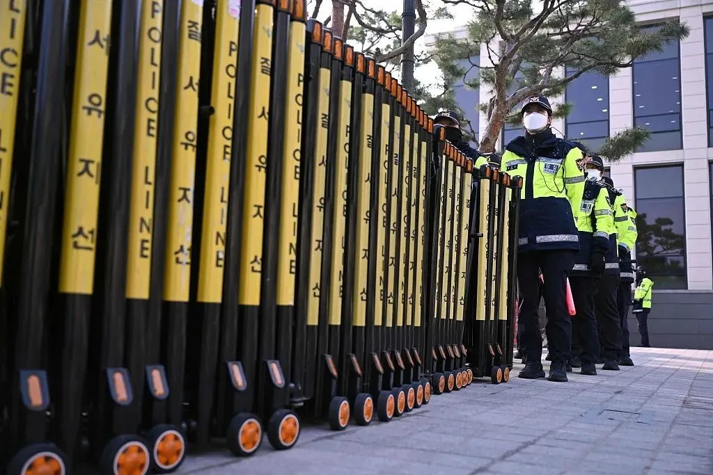 韩国首尔，警方在宪法法院前设岗，严阵以待