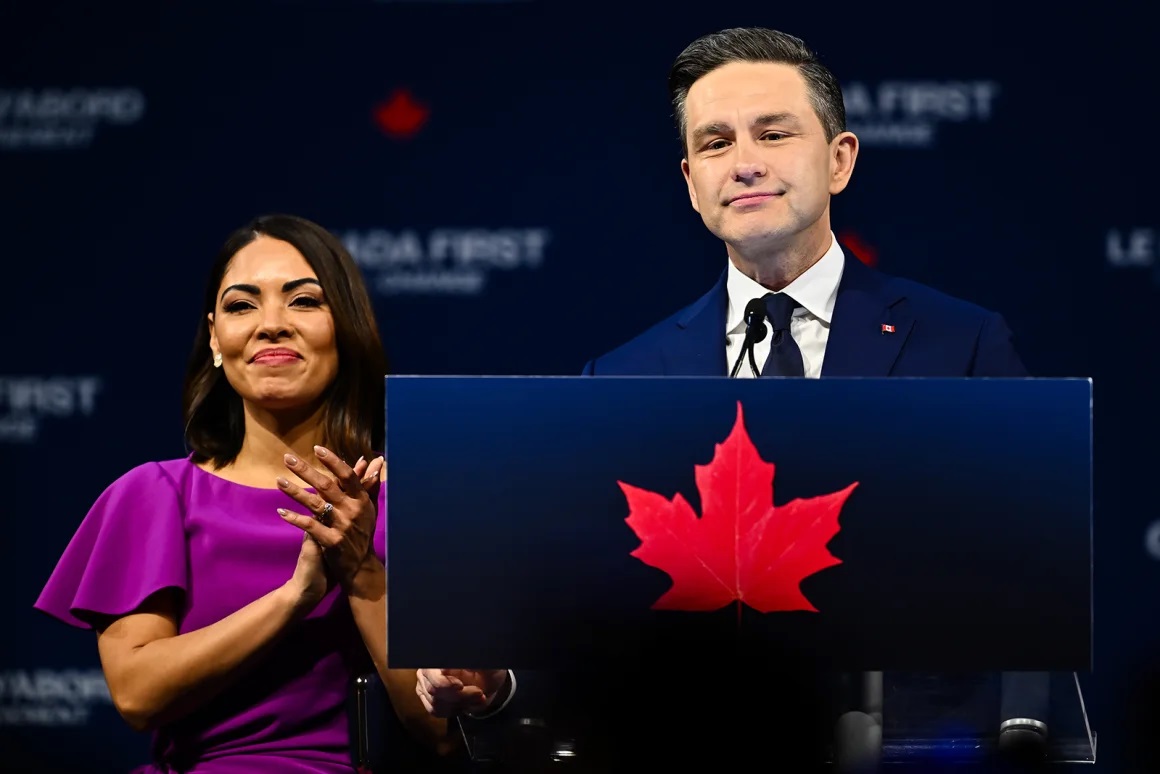 保守党领袖皮埃尔·波利耶夫 (Pierre Poilievre) 与妻子阿纳达·波利耶夫 (Anaida Poilievre) 在加拿大渥太 ...