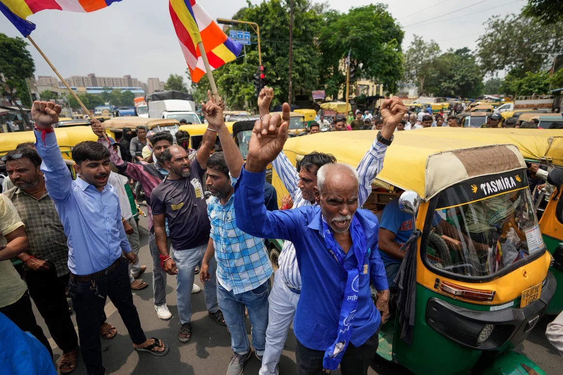 印度艾哈迈达巴德，达利特种姓成员阻塞交通，抗议最高法院关于针对边缘种姓采取平权行动的裁决 ...