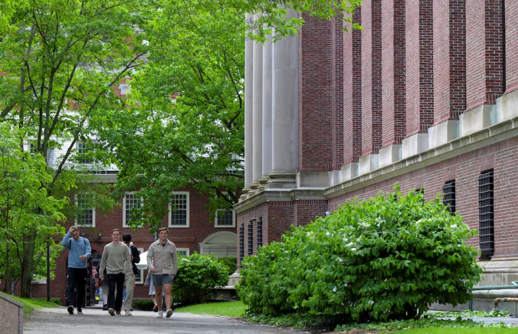 学生们走在哈佛大学校园里
