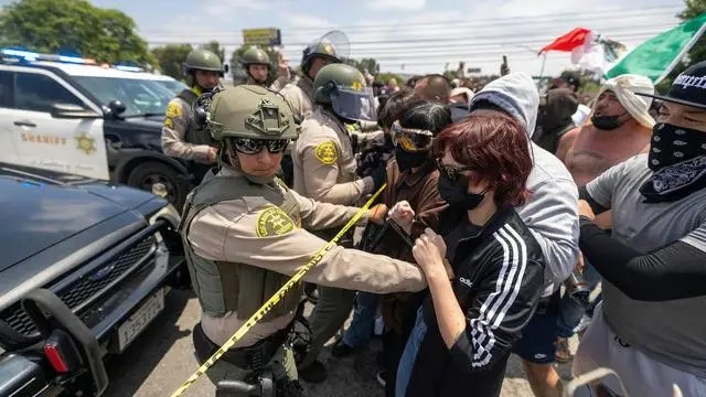 洛杉矶市中心反对移民与海关执法局突袭执法的示威活动