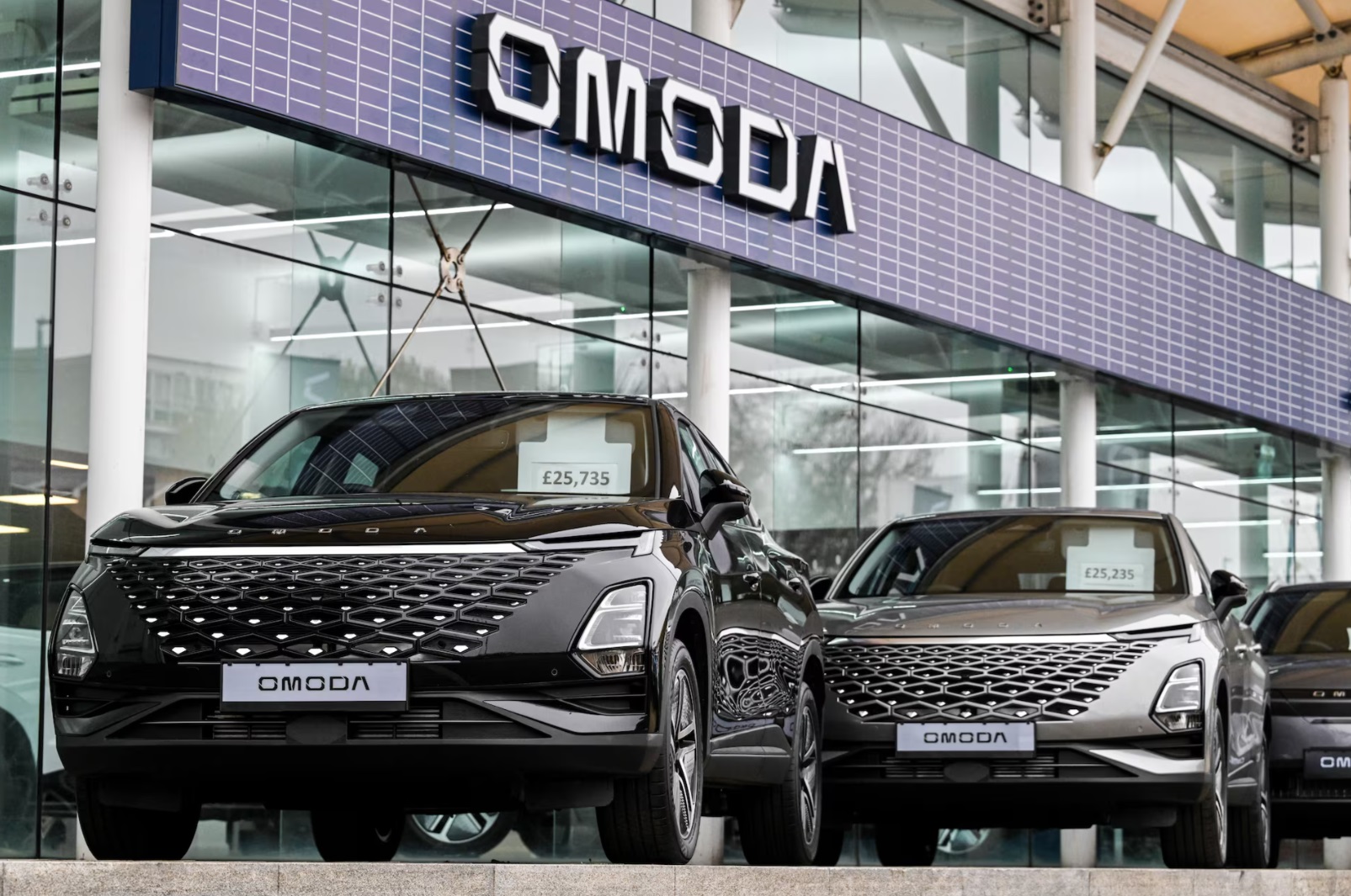 奇瑞Omoda 5和Omoda E5车型在英国吉林汉姆的斯托纳汽车公司展出