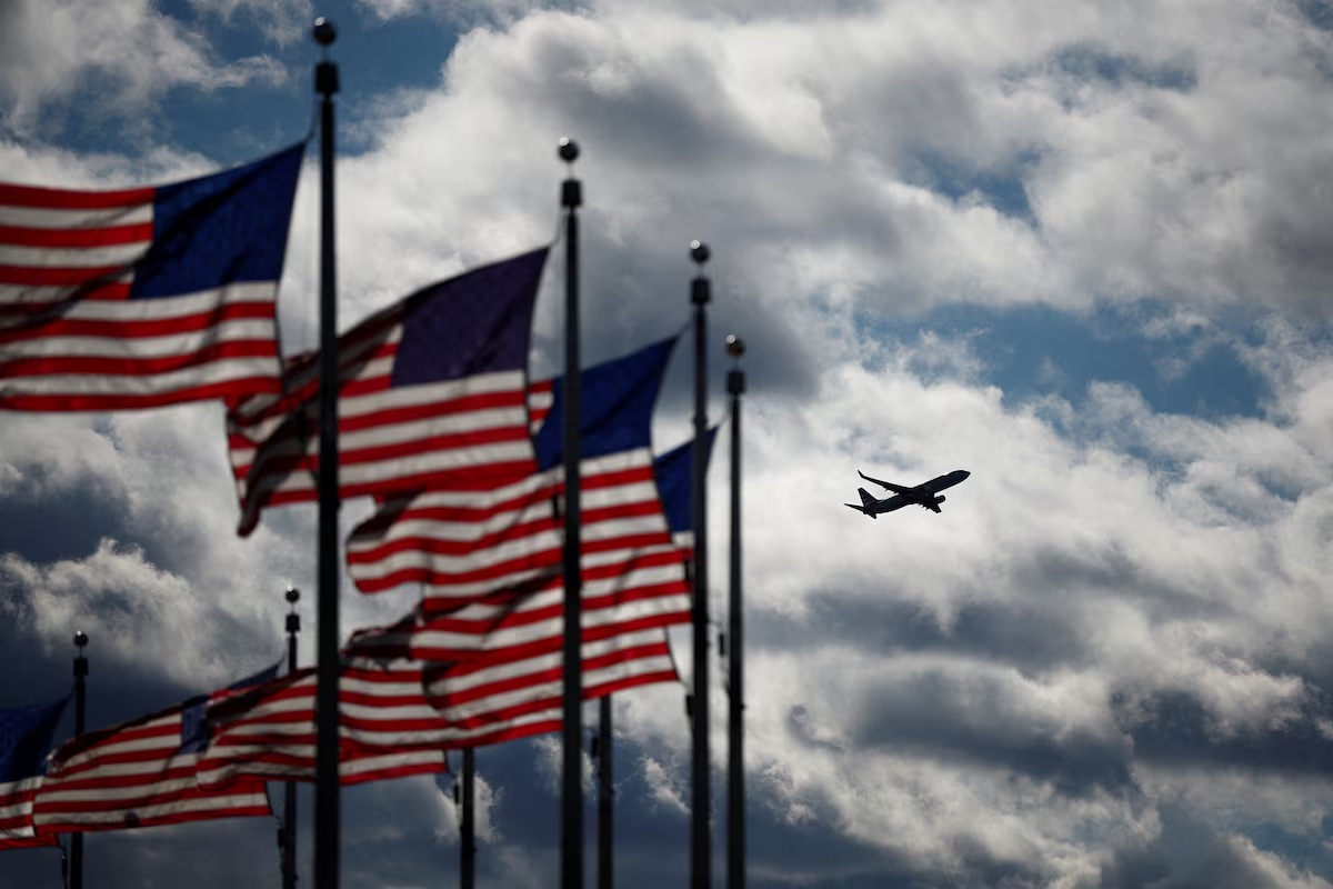 一架由美国航空公司运营的波音 737-823 飞机从里根国家机场起飞