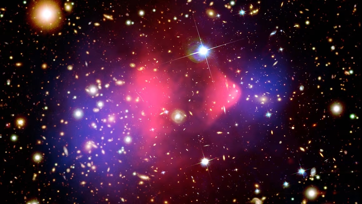 这张合成图像显示的是星系团1E 0657-56，也称为“子弹星系团”