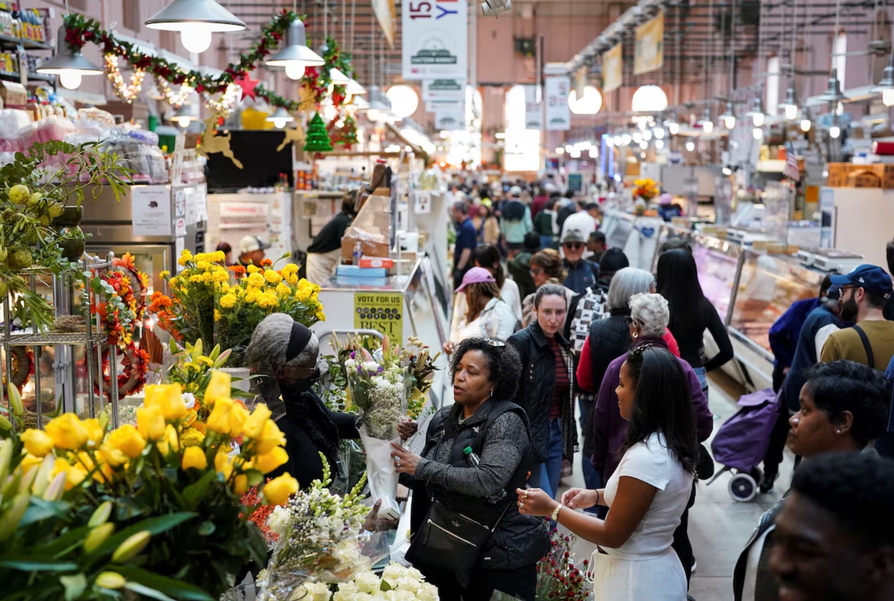 人们在美国华盛顿特区国会山附近的东部市场（Eastern Market）购物