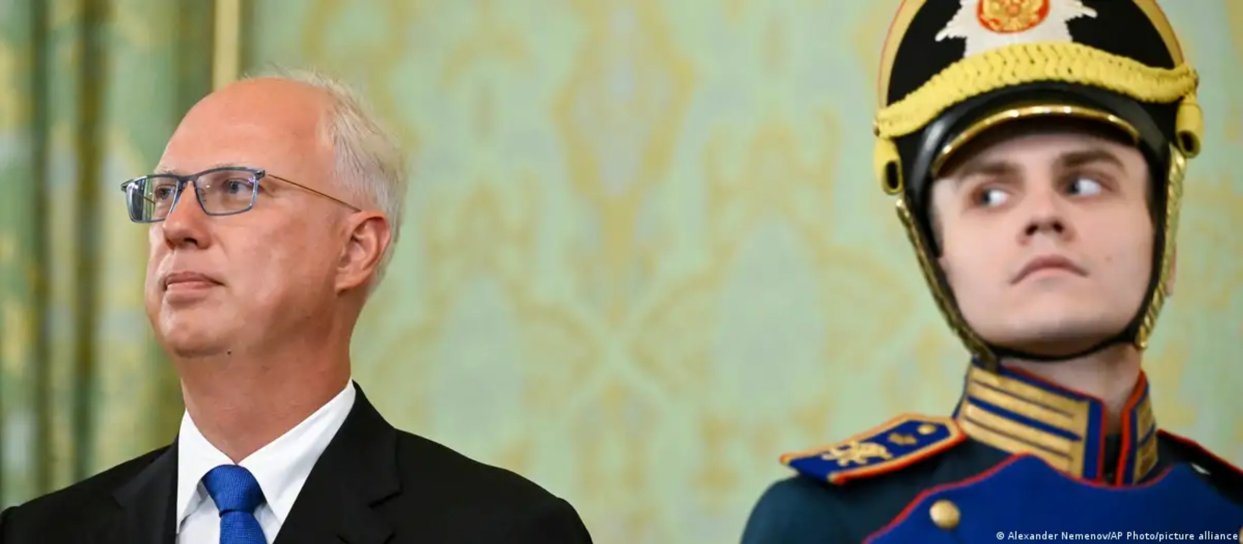 俄罗斯特使基里尔·德米特里耶夫（左）