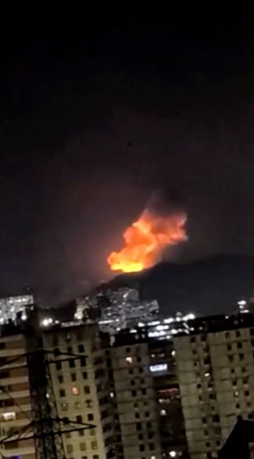 2026年1月3日凌晨，委内瑞拉首都加拉加斯发生多次爆炸，现场升起一股浓烟