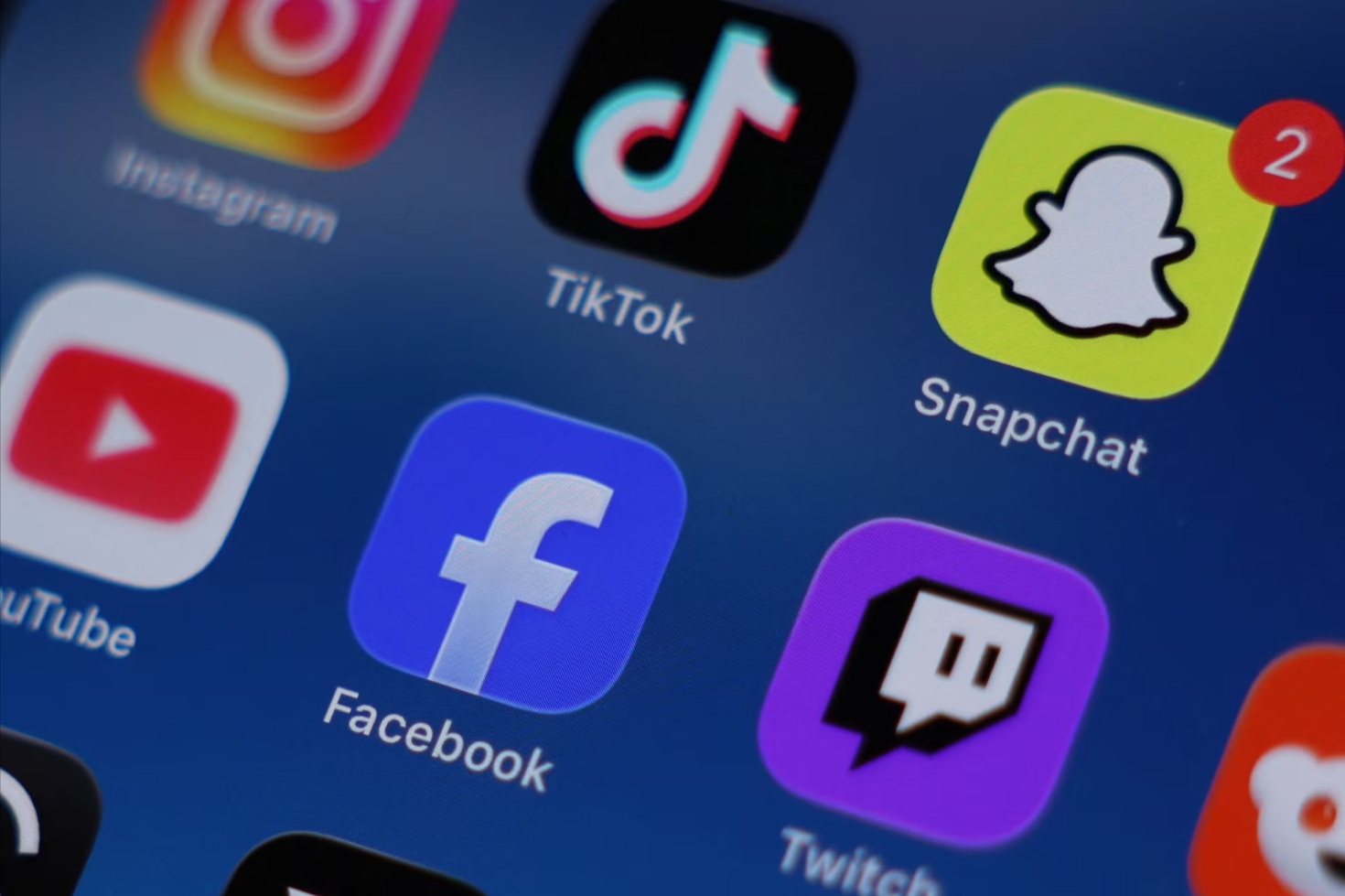 一部手机的Instagram、TikTok、Snapchat、YouTube、Facebook、Twitch和Reddit应用程序