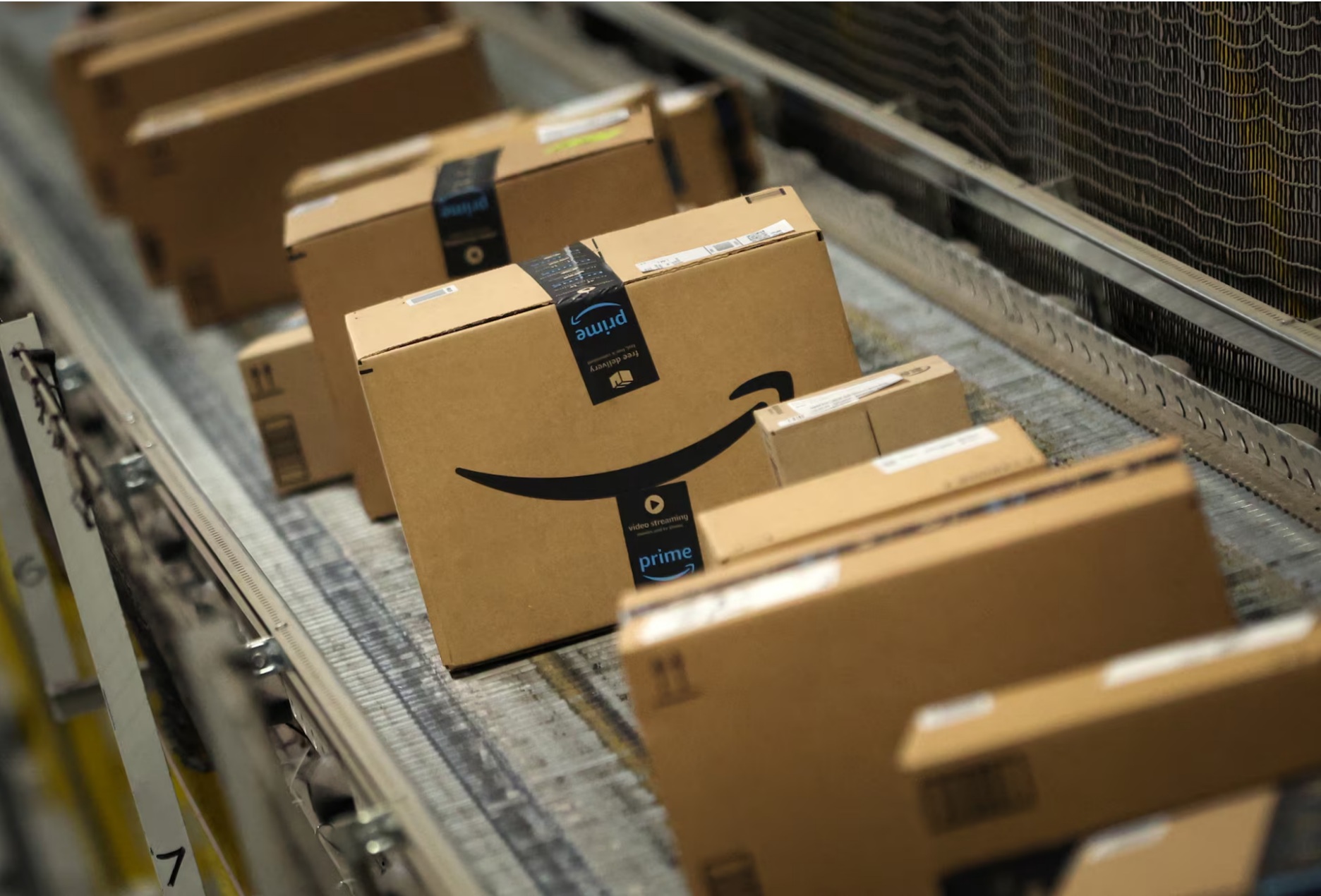  2023年11月27日，在美国新泽西州罗宾斯维尔的亚马逊物流中心，包裹在传送带上移动。路透社/迈克·西格尔 ...