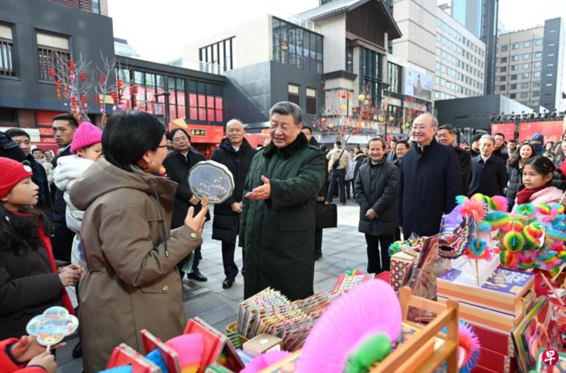 习近平2月10日上午在东城区隆福寺街区新春市集考察时，同现场群众交流