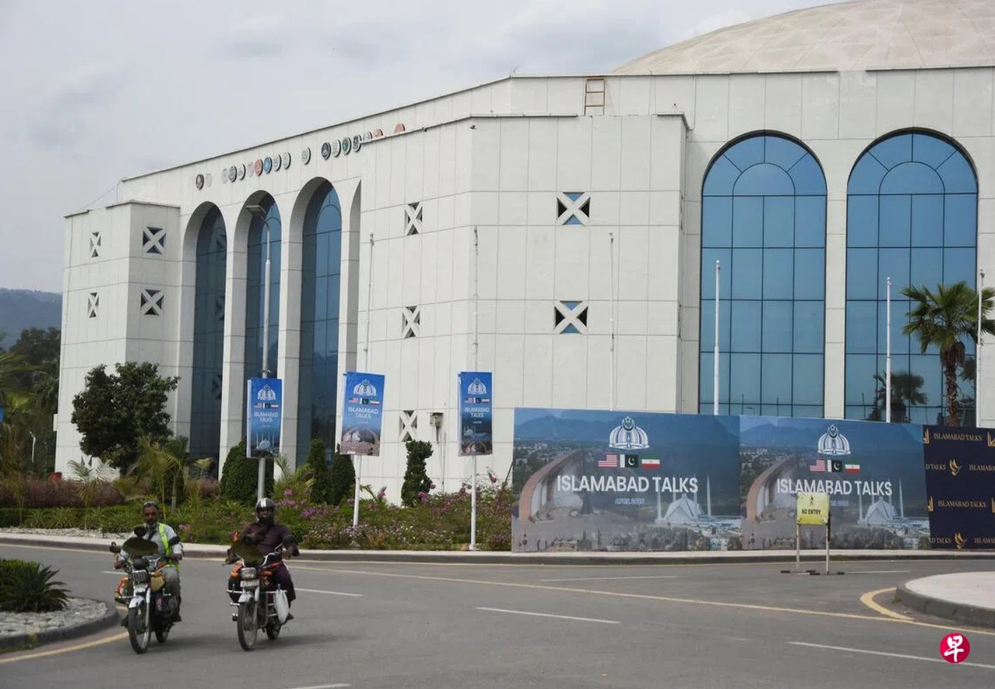 伊斯兰堡的真纳会议中心（Jinnah Convention Center）外周六竖起牌子写着“伊斯兰堡会谈” ...